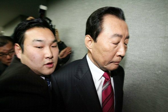 16일 오후 연지동 여전도회관에서 열린 예정이었던 고건 전 총리의 대선 출마포기 기자회견에서 고 전 총리의 지지자들이 기자회견 무효를 주장하며 저지하자 고 전 총리가 회견을 시작하지도 못한체 회견장을 빠져나가고 있다. 연합뉴스