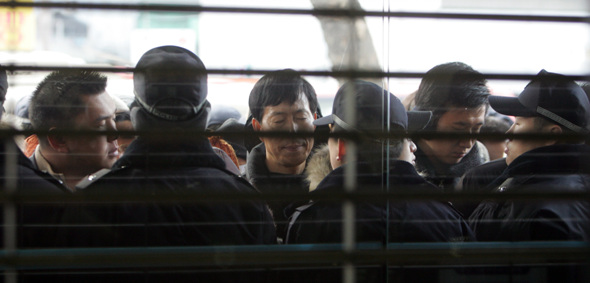 1만원권과 1천원권 새 지폐가 발행된 22일 오전 일련번호 앞자리의 새 지폐를 받으려는 시민들이 서울 한국은행 본점 앞에 줄지어 서 입장 차례를 기다리고 있다. 지난 금요일부터 줄을 선 사람들과 이날 새벽에 나온 사람들 사이의 다툼이 생겨 경찰이 출동하는 소동도 빚었다. 김태형 기자 xogud555@hani.co.kr