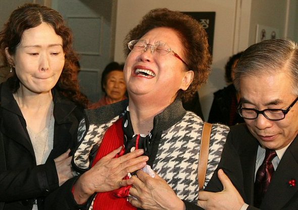‘인혁당 재건위’ 사건에 연루돼 1975년 긴급조치 1호 위반 등의 혐의로 사형이 집행돼 숨진 우홍선씨 등 8명에 대한 재심 선고공판에서 무죄가 선고된 23일 오전 서울 서초동 지방법원에서 한 유가족이 오열하며 법정을 나오고 있다. 2007-01-23 연합뉴스