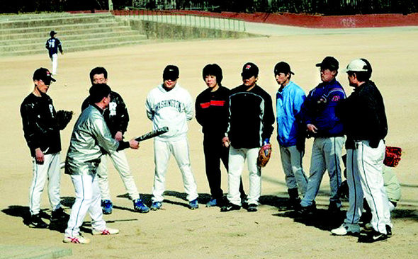 사회인 야구팀 랩스 선수들이 아마야구 선수 출신의 부원으로부터 번트요령을 배우고 있다. 랩스 제공