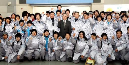 중국 창춘 겨울아시아경기대회에 참가하는 한국선수단이 25일 인천국제공항에서 출국에 앞서 파이팅을 외치고 있다. 영종도/연합뉴스