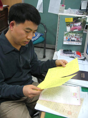 정병오 서울 문래중 교사가 23일 학교 교무실에서 학부모가 보낸 편지들을 꺼내 읽고 있다.