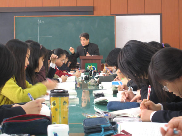 지난 18일 전남 여수여고에서 열린 고교 논술 특강에 참여한 여수지역 고교2학년 학생들이 박용성 교사의 언어논술 강의를 듣고 있다.