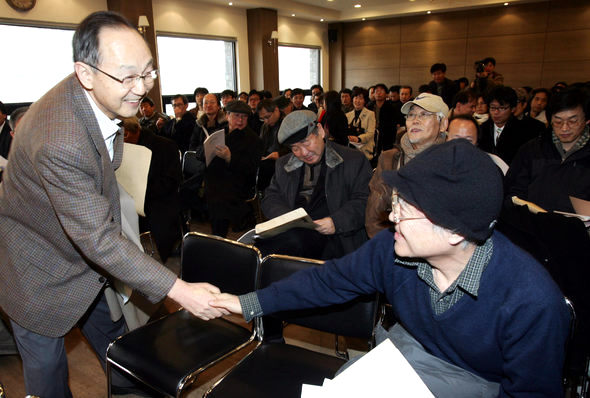 27일 오후 서울 종로구 사간동 출판문화회관에서 열린 민족문학작가회의 정기총회에서 ‘단체 명칭 변경안’이 상정된 가운데 총회에 참석한 백낙청(왼쪽) 서울대 명예교수가 소설가 현기영씨와 인사하고 있다. 이정용 기자 <A href="mailto:lee312@hani.co.kr">lee312@hani.co.kr</A>