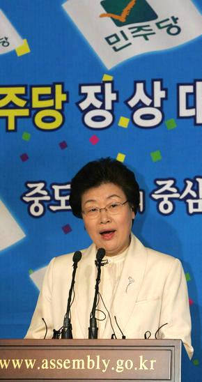 장상 민주당 대표가 30일 국회 정론관에서 새해 기자회견을 열어 “민주당이 중도개혁세력 통합의 중심이 되겠다”고 말하고 있다. 이종찬 선임기자 rhee@hani.co.kr