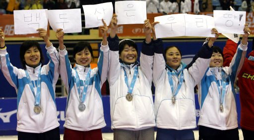 31일 중국 창춘 우후안체육관에서 열린 제6회 겨울아시아경기대회 쇼트트랙 여자 5000m 계주에서 은메달을 딴 진선유(맨 왼쪽) 등 한국 선수들이 시상대에 ‘백두산은 우리 땅’이라는 문구를 들고 올라서 있다. 중국은 이번 대회 개막식에서 백두산을 자신들의 이름인 ‘창바이산’(장백산)으로 선전해 논란을 일으켰다. 창춘/연합뉴스