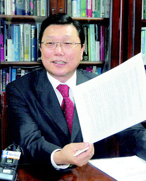 비례대표로는 처음으로 의원직을 사퇴한 정덕구 열린우리당 의원이 1일 사퇴 이유를 밝힌 성명서를 들어 보이고 있다. 그는 ‘국회의원직을 사임하며’란 제목의 성명서에서 “예전의 자리로 돌아가 학생들을 가르치는 데 전력하고자 한다”고 밝혔다. 김종수 기자 jongsoo@hani.co.kr
