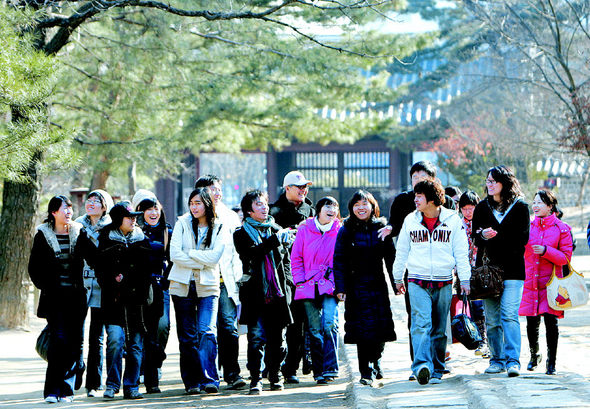 이민태(가운데 모자 쓴 이)씨와 함께 한국을 찾은 중국 인민대학교 한국어반 학생들이 2일 오후 서울 종묘를 둘러보고 있다. 
김정효 기자 <A href="mailto:hyopd@hani.co.kr">hyopd@hani.co.kr</A>