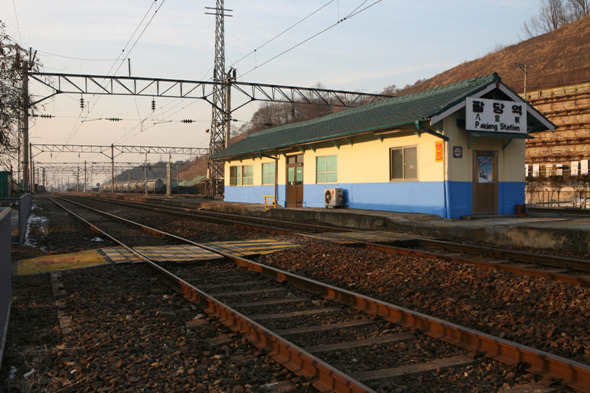 팔당역(중앙선). 등록문화재 제295호. 경기도 남양주시 와부읍 팔당리. 1939년 4월 1일 청량리~양평 구간 개통과 함께 영업 개시해 1939년 4월 1일 목조 근대양식으로 건축. 우리나라에서는 보기 드물게 플랫폼 위에 철로와 같은 방향으로 지어진 일자형 건물로 폭이 좁고(3m) 길이가 긴(19m) 모양의 희소가치가 큰 역사이다. 팔당/강재훈선임기자 khan@hani.co.kr