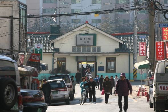 일산역(경의선). 등록문화재 제294호. 경기도 고양시 일산구 일산동. 1906년 4월 3일 경의선(용산~신의주) 개통과 함께 영업 개시해 1933년 10월 21일 현재의 목조 일본식 역사 준공. 지붕이 일자형 평면 위에 십자형 맞배지붕(지붕면이 양쪽 방향으로 경사진 ’八’자형 지붕)을 올려놓은 형태다. 일산/강재훈선임기자 khan@hani.co.kr