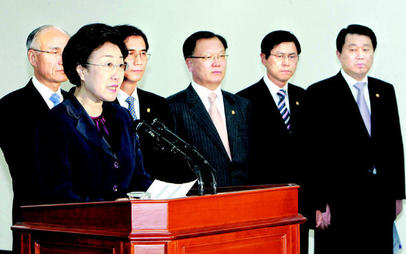 한명숙 국무총리가 5일 오후 세종로 정부중앙청사에서 경제, 교육, 국방 등 관계장관들이 참석한 가운데 점진적인 군복무 단축과 학제개편 등을 내용으로 하는 ‘비전 2030 국가인적자원 활용방안’을 발표하고 있다. 김태형 기자 <A href="mailto:xogud@hani.co.kr">xogud@hani.co.kr</A>