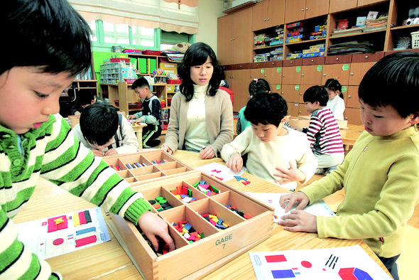 6일 교육복지투자우선지역 사업 대상 학교인 서울 노원구 신상계초등학교 에듀케어교실에서 이 학교 1학년 학생들이 전담 교사와 함께 방과후 보육 프로그램의 하나인 가베(나무조각이나 실 등으로 여러 가지 모양을 만들어내는 교구) 활동을 하고 있다. 김진수 기자 <A href="mailto:jsk@hani.co.kr">jsk@hani.co.kr</A>