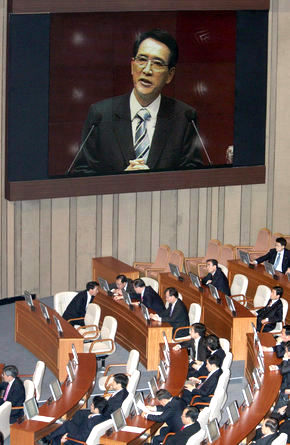 김형오 한나라당 원내대표가 7일 국회 본회의장에서 교섭단체 대표연설을 하고 있다. 김 대표는 연설에서 “개헌안의 국회 통과가 어렵다는 것을 알면서도 개헌안 발의를 강행하는 것은 ‘국민과의 전쟁’을 선포하는 것”이라고 말했다. 이종찬 선임기자 <A href="mailto:rhee@hani.co.kr">rhee@hani.co.kr</A>