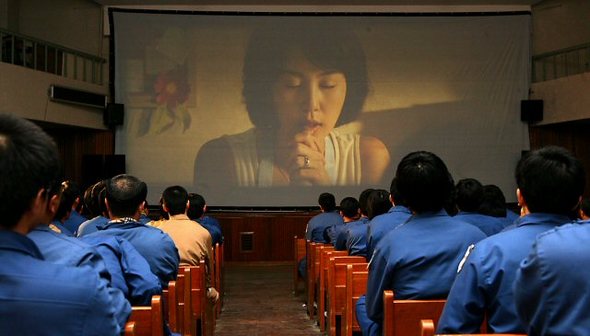 8일 오후 경기도 의왕시 서울구치소에서 기결 수용자를 대상으로 영화 ‘그놈 목소리’(감독 박진표·제작 영화사 집) 상영회가 열렸다. (의왕=연합뉴스)