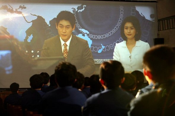 8일 오후 경기도 의왕시 서울구치소에서 기결 수용자를 대상으로 영화 ‘그놈 목소리’(감독 박진표·제작 영화사 집) 상영회가 열렸다. (의왕=연합뉴스)