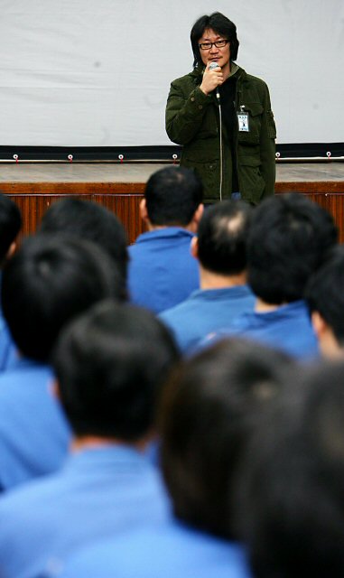 8일 오후 경기도 의왕시 서울구치소에서 기결 수용자를 대상으로 하는 영화 ‘그놈 목소리’ 상영회 시작 전 박진표 감독이 나와 인삿말을 하고 있다. (의왕=연합뉴스)