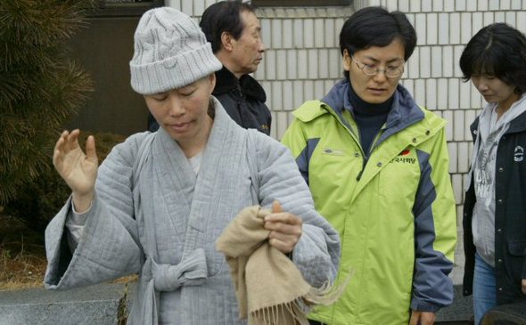 경부고속철도 공사 구간인 천성산 터널에서 공사업무를 방해한 혐의로 기소되어 2007년 2월9일 울산지법 항소심 재판에 출석한 지율스님. 연합뉴스