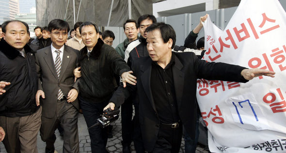 유시민 보건복지부 장관(왼쪽 두번째)이 9일 오전 서울 명동성당에서 열린 제15회 세계 병자의 날 기념식에 참석하려다 ‘활동보조인 서비스 권리 쟁취’를 주장하는 중증장애인들이 면담을 요구하며 시위를 벌이자 성당 관계자와 경찰의 보호를 받으며 황급히 성당을 떠나고 있다. 이들 중증장애인은 △18살 미만의 장애 어린이에 대한 활동보조 서비스를 제한하고 △차상위 200% 이내 저소득층에게만 활동보조 서비스를 제공하는 것을 내용으로 하는 복지부의 활동보조지원사업 지침에 반발해 국가인권위원회를 점거한 채 17일째 단식 농성을 벌이고 있다. 김정효 기자 hyopd@hani.co.kr