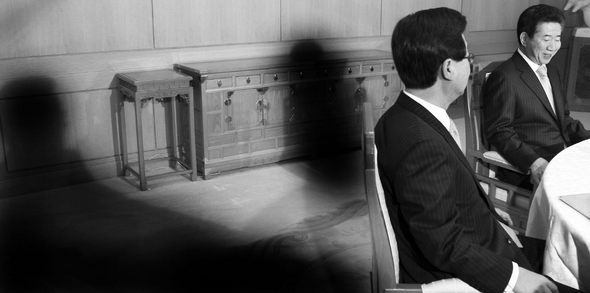 <b>긴 그림자</b> 노무현 대통령과 강재섭 한나라당 대표가 9일 오전 청와대에서 국정 현안을 논의하는 동안, 뒤편에 방송사 조명 때문에 생긴 긴 그림자가 드리워져 있다. 청와대 사진기자단