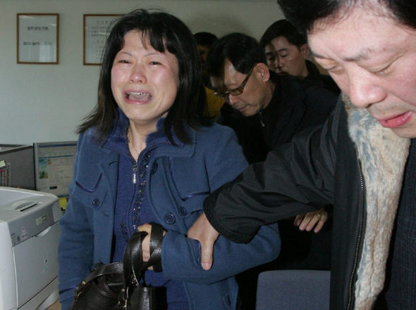 전남 여수시 화장동 법무부 여수출입국관리사무소 화재로 숨진 중국인 진성난의 여동생(왼쪽)이 11일 오후 출입국관리사무소 직원들에게 오빠를 강제로 수용해 죽음에 이르게 한 것을 항의하다 울음을 터뜨리고 있다. 여수/김진수 기자 jsk@hani.co.kr