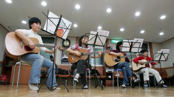 서울 노원구 하계동 청구1차아파트 관리사무소 지하에 마련된 청일문화관에서 입주민들이 기타강습을 받고 있다. 이정아 기자 leej@hani.co.kr