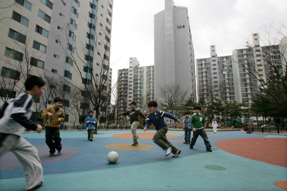 서울 노원구 하계동 청구1차아파트 단지 안 앵무새놀이터에서 어린이들이 축구를 하고 있다. 이정아 기자 leej@hani.co.kr