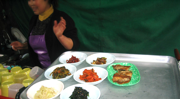 천막을 쳐놓고 인근 상인들에게 밥을 파는 김씨의 백반 메뉴다. 여기에 뜨끈한 국과 밥이 추가되면 3500원짜리 한끼 식사가 된다.