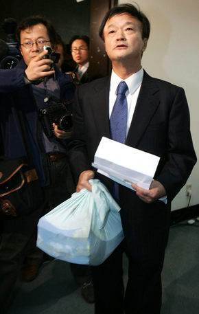 박근혜 한나라당 전 대표의 법률특보를 지낸 정인봉 전 의원이 이명박 전 서울시장 관련 검증서류가 담긴 보따리를 들고 15일 국회에서 열린 한나라당 대선경선검증위원회 회의장 들어서고 있다. 이종찬 선임기자 <A href="mailto:rhee@hani.co.kr">rhee@hani.co.kr</A>