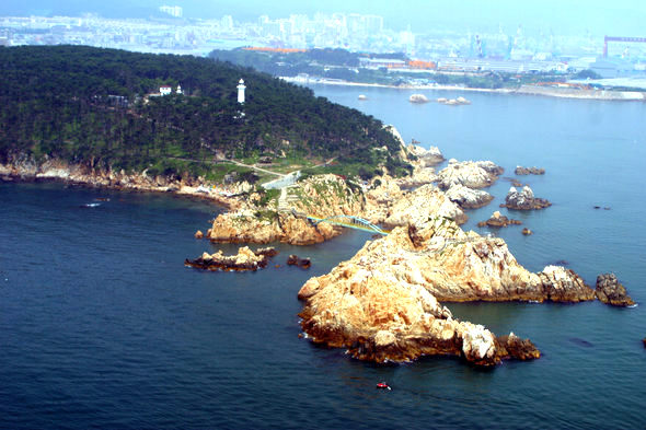 울산 동구 일산동 대왕암공원 전경. 등대를 둘러본 뒤 다리를 건너면 대왕바위에 갈 수 있다. 울산 동구청 제공