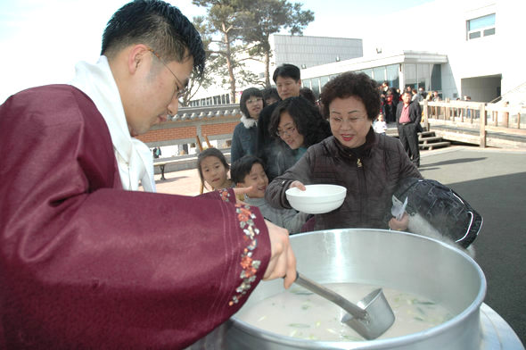 전북 전주시 교동 한옥마을의 전통문화센터에서는 설맞이 큰잔치를 연다. 지난해 열린 행사에서 참가자들에게 떡국을 나눠주고 있다. 전통문화센터 제공