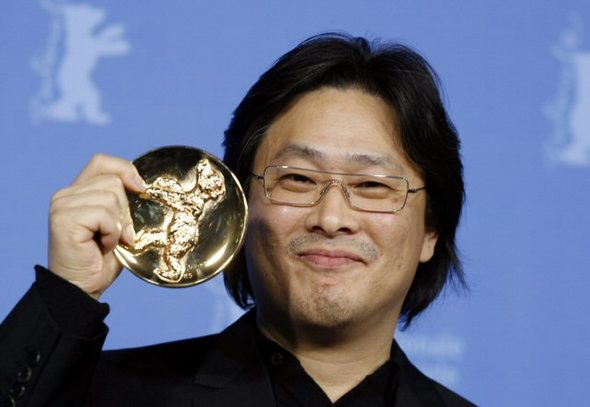 박찬욱 감독이 17일 밤(현지시간) 베를린 베를리날레 팔라스트에서 열린 베를린 영화제 시상식에서 ‘싸이보그지만 괜찮아’로 특별상인 알프레드 바우어상을 수상하며 환하게 웃고 있다. (AP 연합)