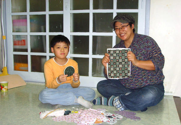 아들과 함께 젓가락집과 면생리대를 만들고 있는 김영준씨. 컵, 젓가락, 손수건을 늘 갖고 다니는 ‘센스’ 있는 환경지킴이인 엄마를 따라 아들도 패스트푸드를 먹지 않고 세제를 덜 쓰게 됐다고 한다.