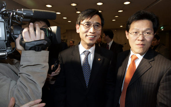 “한나라당의 집권 가능성이 99%”라고 말한 것이 알려져 논란을 일으킨 유시민 보건복지부 장관(왼쪽)이 21일 오후 서울 태평로 한국언론회관에서 열린 ‘한국사회의 미래와 사회투자정책 심포지엄’에 참석하기 위해 행사장에 들어서고 있다. 김정효 기자 <A href="mailto:hyopd@hani.co.kr">hyopd@hani.co.kr</A>