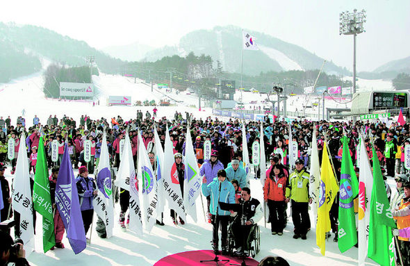 21일 강원도 평창군 용평리조트에서 열린 제88회 전국겨울체전 및 제4회 전국장애인겨울체전 개막식에서, 출전선수들이 2014 겨울올림픽 유치 기원 결의문을 낭독하고 있다. 평창/강창광 기자 chang@hani.co.kr