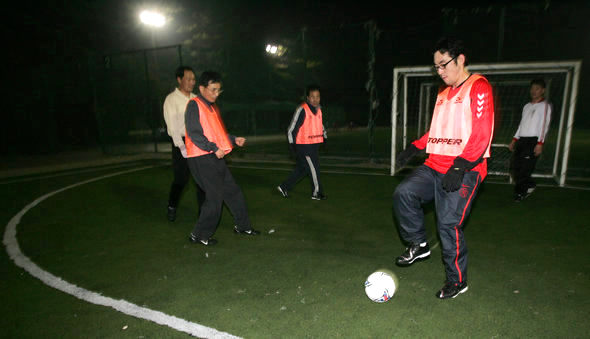 서부풋살 회원들이 21일 밤 경기도 고양시 덕양구 훼릭스 풋살장에서 야간경기를 하고 있다. 고양/서부풋살 회원들이 21일 밤 경기도 고양시 덕양구 훼릭스 풋살장에서 야간경기를 하고 있다. 
고양/이정아 기자 <A href="mailto:leej@hani.co.kr">leej@hani.co.kr</A> 기자 <A href="mailto:leej@hani.co.kr">leej@hani.co.kr</A>
