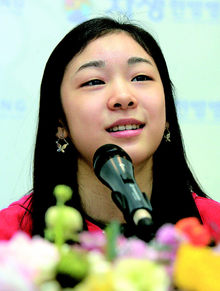 김연아가 22일 서울 자생한방병원에서 기자회견을 열어 나아진 허리상태를 설명하고 있다. 연합뉴스