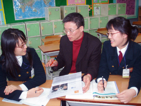 광주 경신여고 정선기 교사가 1학년 학생들과 함께 논술 수업을 진행하고 있다.