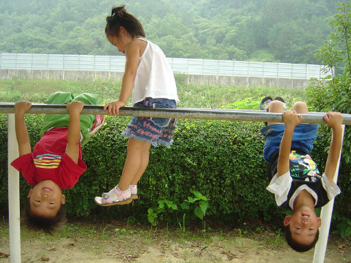 아이들이 철봉에 매달려 놀고 있다. <한겨레> 자료사진