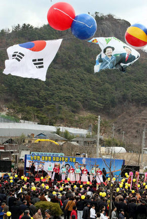대통령의 고향인 경남 김해시 진영읍 본산리 봉하마을에서 마을주민들과 전국에서 온 노사모(노무현을 사랑하는 사람들의 모임) 회원 등이 25일 노무현 대통령 취임 4주년을 맞아 기념식을 열고 있다. 김해/ 연합뉴스