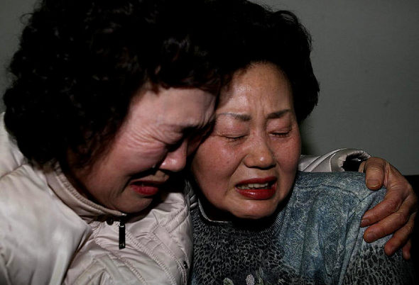 27일 아프가니스탄 바그람 기지 앞에서 발생한 폭탄테러로 숨진 윤장호 병장의 어머니(오른쪽)가 서울시 강서구 자택에서 윤 병장의 사망 소식을 전해들은 뒤 아들의 이름을 부르며 통곡하고 있다.  연합뉴스