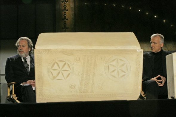 제임스 테이보(왼쪽)노스캐롤라이나 대학 교수와 제임스 카메론 감독이 26일(현지시각) 미국 뉴욕에서 열린 기자회견에서 석관에 대해 이야기를 하고 있다. 예수의 잃어버린 무덤이라 새 영화는 3월 4일께 개봉예정이다. (AP=연합뉴스)