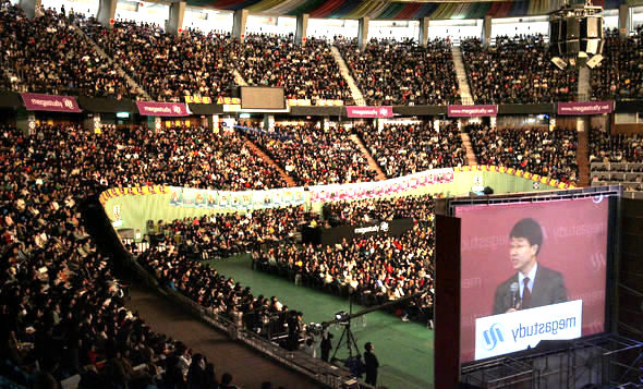 28일 오후 서울 송파구 잠실실내체육관을 가득 메운 예비 고3 수험생들과 학부모들이 한 입시전문학원 강사의 ‘2008 대학수학능력시험 입시전략’ 설명을 듣고 있다. 김정효 기자 hyopd@hani.co.kr