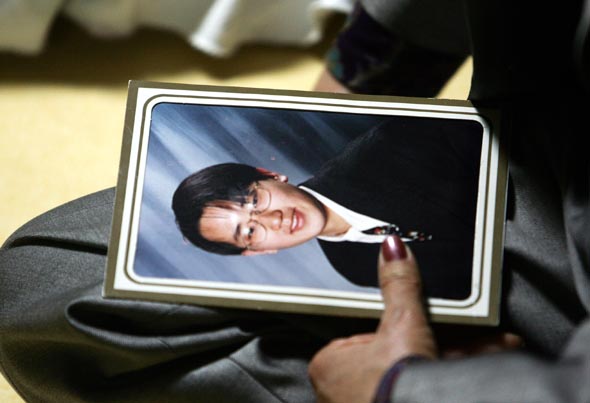 숨진 윤장호 병장의 사진을 들고 한 가족이 오열하고 있다. 김봉규 기자 bong9@hani.co.kr