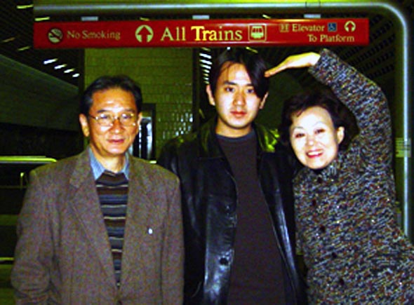 고 윤장호 병장의 대학 졸업을 축하하기 위해 미국을 찾은 부모님과 함께 찍은 사진. 고 윤장호 병장 미니홈피