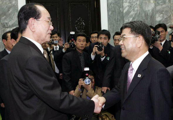평양에서 열리고 있는 제20차 남북 장관급회담 사흘째인 1일 오후 이재정 남쪽 수석대표(오른쪽)가 평양 만수대의사당에서 김영남 북한 최고인민회의 상임위원장과 면담에 앞서 악수하고 있다. 평양/사진공동취재단