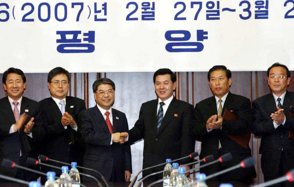2일 평양 고려호텔에서 폐막된 제20차 남북장관급회담에서 이재정 남쪽 수석대표(왼쪽에서 세번째)와 권호웅 북쪽 수석대표가 공동합의문을 교환한 뒤 악수하고 있다. 평양/사진공동취재단