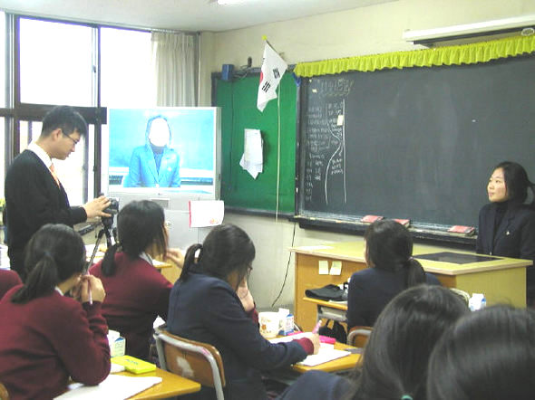 이영발 서울 문영여고 교사가 2학년 국어시간에 모의면접 수업을 하고 있다.