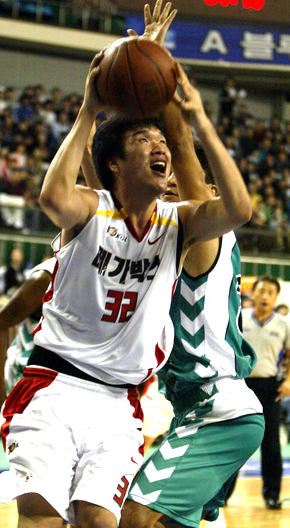 대구 오리온스의 주태수가 4일 프로농구 원주 동부와의 경기에서 골밑을 파고 들고 있다. 대구/연합