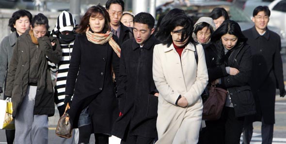 꽃샘추위가 몰아친 6일 오전 서울 시청 앞에서 출근길 시민들이 몸을 잔뜩 움크린채 횡단보도를 건너고 있다. 김태형 기자 <A href="mailto:xogud555@hani.co.kr">xogud555@hani.co.kr</A>