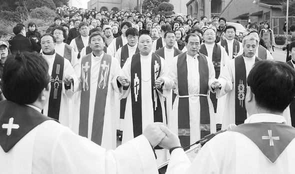 한-미 자유무역협정(FTA) 협상 중단을 촉구하는 시국 기도회가 9일 오후 서울 명동성당 들머리에서 천주교정의구현사제단·한국가톨릭농민회 등의 주최로 열려 신부와 수녀, 농민들이 손을 맞잡고 협상 중단을 염원하고 있다. 이종찬 선임기자 <A href="mailto:rhee@hani.co.kr">rhee@hani.co.kr</A>